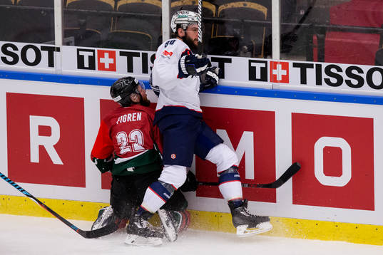Frölundas Robin Figren tacklas av Eisbären Berlins