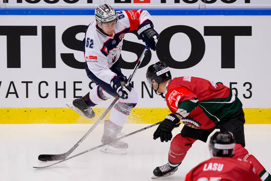 Eisbären Berlins Sven Ziegler mot Frölundas Jacob Larsson