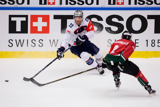 Eisbären Berlins Barry Tallackson mot Frölundas Johannes