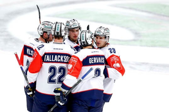 Eisbären Berlins Bruno Gervais jublar med lagkamrater