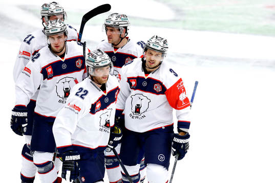 Eisbären Berlins Bruno Gervais jublar med lagkamrater