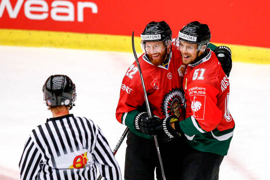 Frölundas Mats Rosseli Olsen jublar med lagkamrater