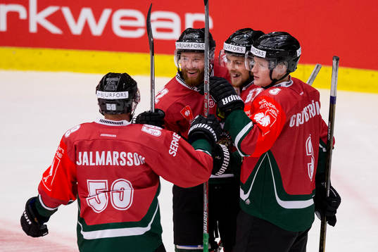 Frölundas Mats Rosseli Olsen omfamnas av Robin Figren och