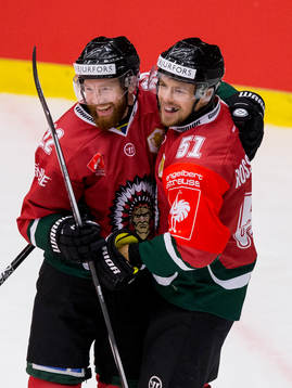 Frölundas Mats Rosseli Olsen jublar ihop med Robin Figren