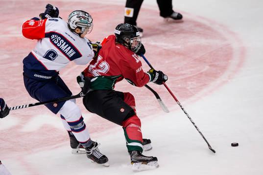 Frölundas Joni Ikonen före Eisbären Berlins Kai Wissmann