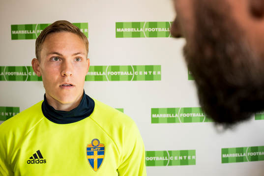 Ludwig Augustinsson blir intervjuad i mixed zone