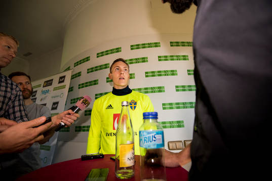 Ludwig Augustinsson blir intervjuad i mixed zone