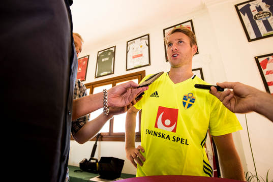 Ola Toivonen blir intervjuad i mixed zone