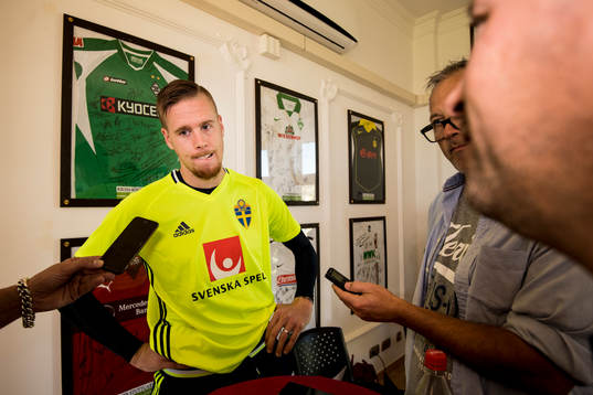 Pontus Jansson blir intervjuad i mixed zone
