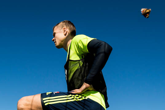 Viktor Claesson och en fjäril