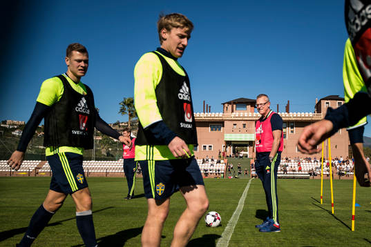 Förbundskapten Janne Andersson tittar på Viktor Claesson