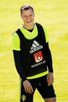 Viktor Claesson skrattar