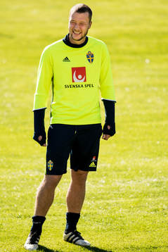 Jakob Johansson skrattar