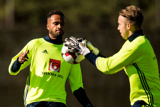 Isaac Kiese Thelin och målvakt Patrik Carlgren