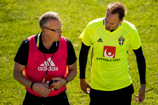 Förbundskapten Janne Andersson i samtal med Andreas
