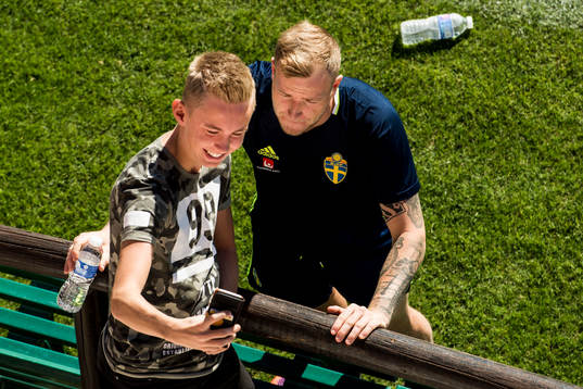 John Guidetti tar bild med en ung supporter
