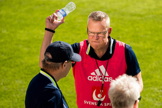 Förbundskapten Janne Andersson spexar
