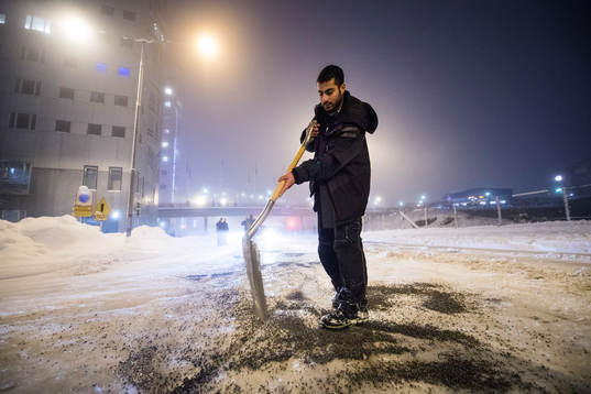 En man sandar en isig väg