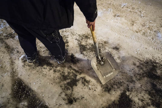 En man sandar en isig väg
