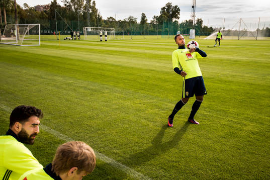 Isaac Kiese Thelin trixar framför Jimmy Durmaz