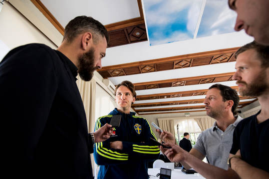 Albin Ekdal blir intervjuad i mixed zone
