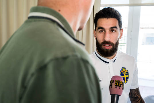 Jimmy Durmaz blir intervjuad i mixed zone