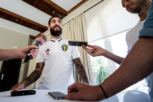 Jimmy Durmaz blir intervjuad i mixed zone