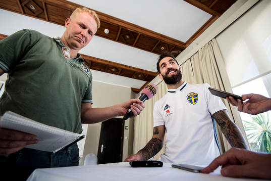 Jimmy Durmaz blir intervjuad i mixed zone
