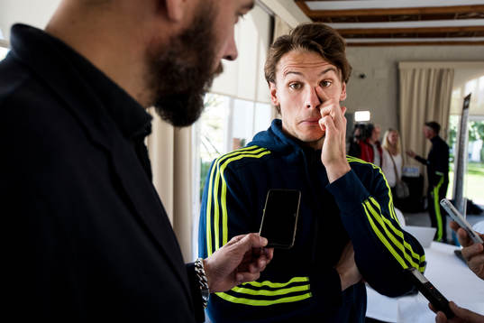 Albin Ekdal blir intervjuad i mixed zone
