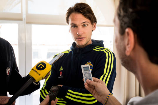 Albin Ekdal  blir intervjuad i mixed zone