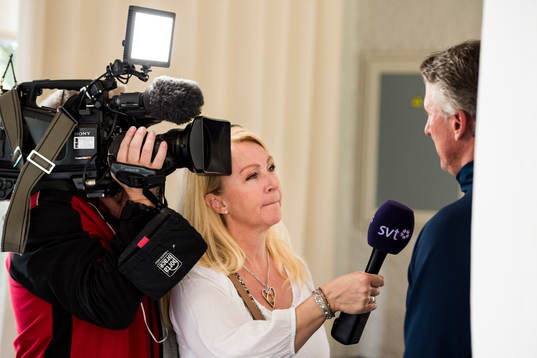 SVTs Jane Björck intervjuar säkerhetsansvarige Jan
