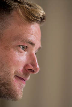 John Guidetti blir intervjuad i mixed zone