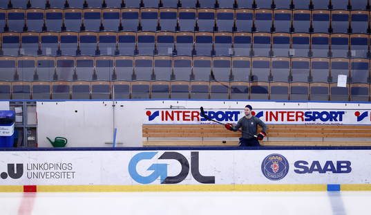 Linköpings Andrew Gordon före ishockeymatchen i SHL