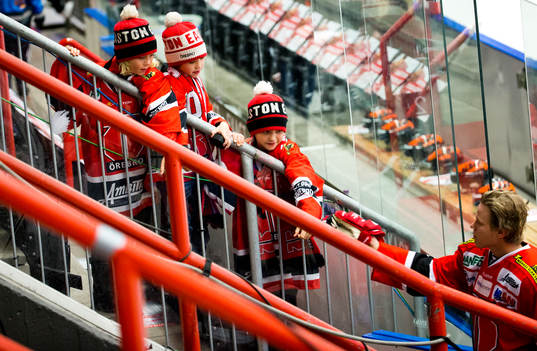 Örebros Daniel Viksten hälsar på Örebro ungdomar