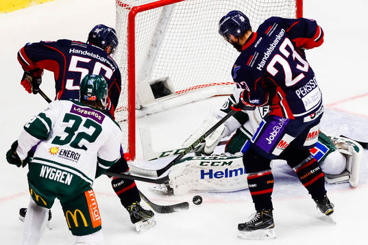 Linköpings Niclas Bergfors och Niklas Persson med målchans