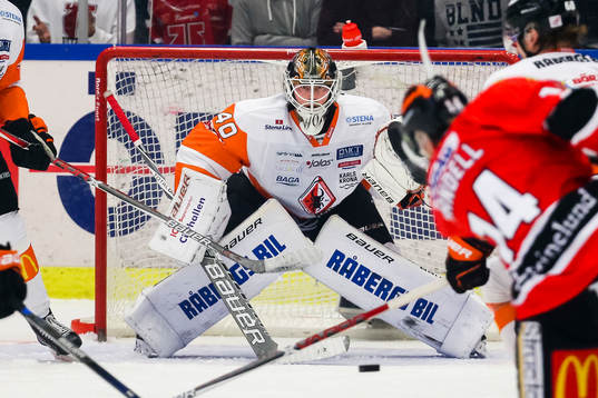 Örebros Tom Wandell provar skott mot  Karlskronas målvakt