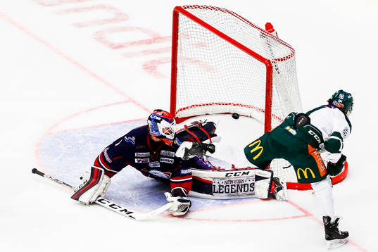 Färjestads Joakim Nygård  gör 0-1 bakom Linköpings
