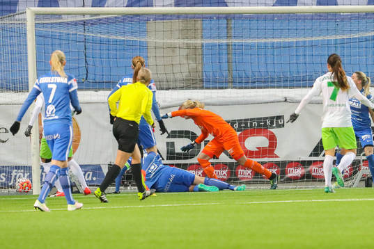 Wolfsburgs Zsanett Jakabfi gör 1-0