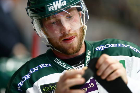 Klubban lindas av Färjestads Linus Persson