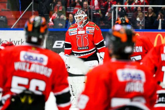 Örebros målvakt Axel Brage jublar