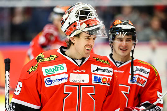 Örebros målvakt Axel Brage jublar