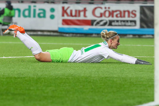 Wolfsburgs Alexandra Popp ser ser jublande, liggande på