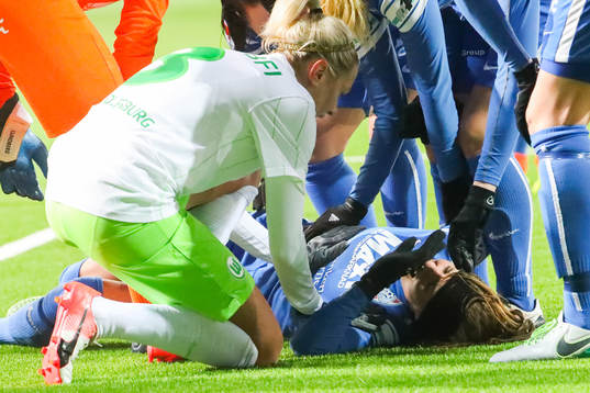 Eskilstuna Uniteds Nathalie Björn får hjälp av