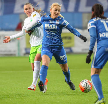 Eskilstuna Uniteds Mimmi Lasson tar för sig mot Wolfsburgs