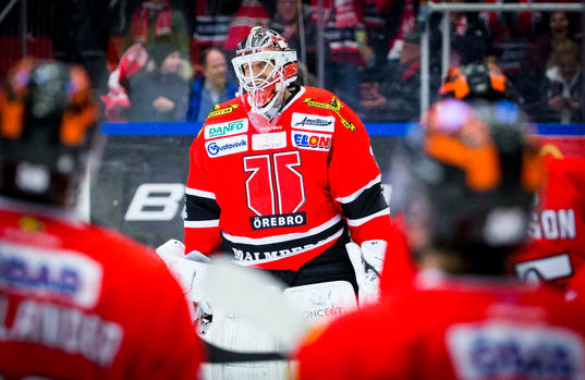 Örebros målvakt Axel Brage är glad
