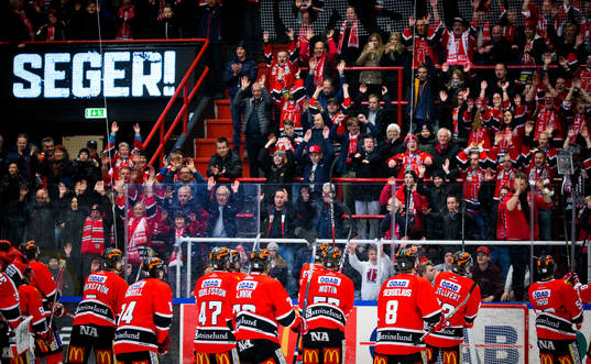 Örebrospelarna jublar framför klacken