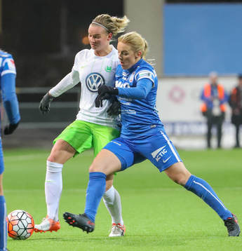 Eskilstuna Uniteds Mimmi Lasson tar för sig mot Wolfsburgs