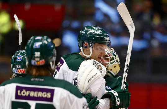 Färjestads Johan Ryno kramar målvakt Lars Haugen