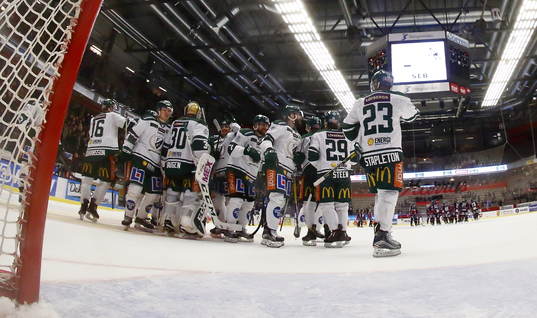 Färjestads spelare tackar målvakt Lars Haugen och