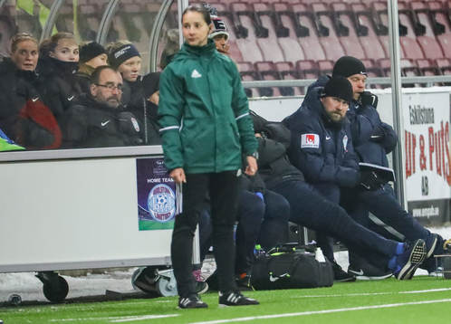 Eskilstuna Uniteds bänk med tränare Viktor Eriksson till